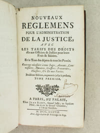 Nouveaux Règlemens pour l'Administration de la Justice (2 Tomes - Complet). Avec les Tarifs des Droits dûs aux Officiers de Justice pour leurs Frais & Salaires. Et la Taxe des dépens de tous les Procès.