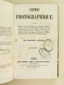 Chimie photographique [ Edition originale ] Chimie photographique contenant : Les éléments de Chimie expliqués par les manipulations photographiques - Les procédés de Photographie sur plaque, sur papiers sec ou humide, sur verres au collodion et à l'albumine - La manière de préparer soi-même, d'employer tous les réactifs et d'utiliser les résidus - Les recettes les plus nouvelles et les derniers perfectionnements - La Gravure et la Lithophotographie.