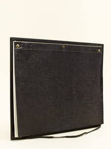 1878 - 1928 Pour la nouvelle année qui est elle de son Cinquantenaire, la Maison Camis & Cie vous présente ses meilleurs voeux et quelques-unes de ses créations choisies entre mille [ La "Petite Fille" du Chocolat Menier par Firmin-Bouisset ; L'écolier LU ; Le Héraut d'Hérouard pour les biscuits Huntley & Palmers ; Le Beau Bébé de Cometti pour la "Blédine Jacquemaire" ; Le Cuisinier pour la Cocose ; Y a bon pour Banania ; La Charrette de Meunier pour Banania ; La Cuisinière de Simont pour Cassegrain ; Les Petits Gervais d'Andreis ; Le Pierrot d'Andreis pour le Champagne Moet & Chandon ; L'Entracte de Simont pour Piper-Heidsieck ; L'Echevin de Bourgogne d'Hérouard pour la Maison Paul Court ; Le Rendez-vous de Chasse d'Hérouard pour le "Château de Moncontour" ; Le Valet à la Cave d'Andreis pour la Maison Schroder-Schyler, Bordeaux ; Le Docteur Faust d'Hérouard pour le "Château Rieussec" ; Les Connoisseurs d'Andreis pour le Cognac Courvoisier ; Le Perroquet d'Andreis pour le Cognac Mestreau ; L'Embarquement de Sandy-Hook pour Marie Brizard & Roger ; "Indeed, it is the Best" de Simont pour la Bénédictine ; La Fée d'Hérouard pour les liqueurs Dolfi ; Le Buveur de Andreis pour la Bière Tourtel ]