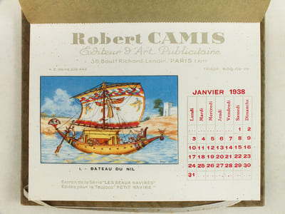 Calendrier 1938 Pour 1938 Les meilleurs voeux de Robert Camis [ 12 illustrations par Hérouard extraites de la série "Les beaux Navires" éditée pour le Tapioca "Petit Navire" ]