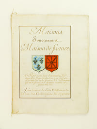 [ Extrait d'Armorial Manuscrit seconde partie XVIIIe ] Maison de France. Le Roy porte deux Ecus accolez, le 1er d'azur à 3 fleurs de lys d'or, 2 en chef et 1 en pointe qui est de France ; le 2e de Navarre qui est de gueule aux chaisnes accolées et pommelées d'or.