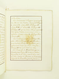 [ Extrait d'Armorial Manuscrit seconde partie XVIIIe ] Maison de France. Le Roy porte deux Ecus accolez, le 1er d'azur à 3 fleurs de lys d'or, 2 en chef et 1 en pointe qui est de France ; le 2e de Navarre qui est de gueule aux chaisnes accolées et pommelées d'or.