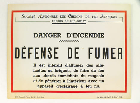 [ Pancarte : ] SOCIETE NATIONALE DES CHEMINS DE FER FRANCAIS. Région du Sud-Ouest. Danger d'Incendie. Défense de fumer. Il est interdit d'allumer des ...