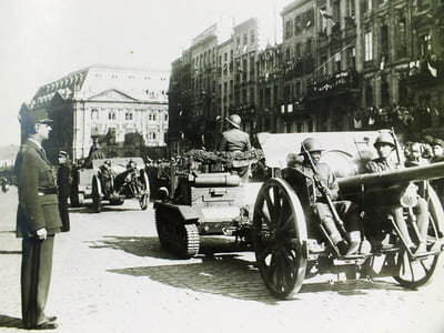 Photographie du Général de Gaulle passant en revue les troupes françaises à Bordeaux, Cours du Chapeau Rouge, le 17 septembre 1944