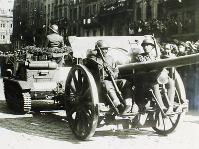 Photographie du Général de Gaulle passant en revue les troupes françaises à Bordeaux, Cours du Chapeau Rouge, le 17 septembre 1944