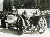 Photographie du Général de Gaulle passant en revue les troupes françaises à Bordeaux, Cours du Chapeau Rouge, le 17 septembre 1944
