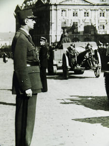 Photographie du Général de Gaulle passant en revue les troupes françaises à Bordeaux, Cours du Chapeau Rouge, le 17 septembre 1944