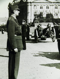 Photographie du Général de Gaulle passant en revue les troupes françaises à Bordeaux, Cours du Chapeau Rouge, le 17 septembre 1944