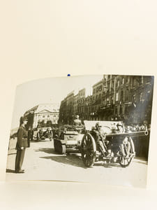 Photographie du Général de Gaulle passant en revue les troupes françaises à Bordeaux, Cours du Chapeau Rouge, le 17 septembre 1944
