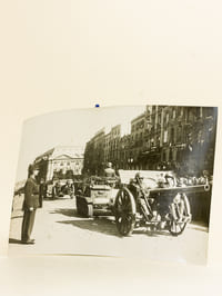 Photographie du Général de Gaulle passant en revue les troupes françaises à Bordeaux, Cours du Chapeau Rouge, le 17 septembre 1944