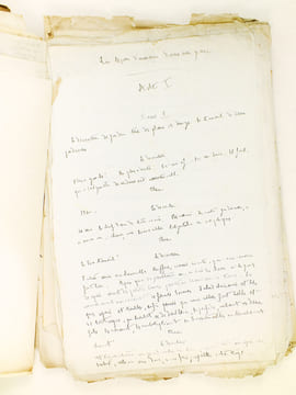 [ Lot de 3 Manuscrits et Notes manuscrites dont deux autographes ] I : Les Bras qui s'ouvrent. Un acte en vers ; II : Notes manuscrites pour 3 ...