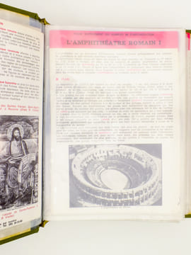 Fiches pédagogiques Archeologia ( suppléments de la revue Archeologia ) relatives à la civilisation romaine : lot de 67 fiches sur 30 sujets. ...