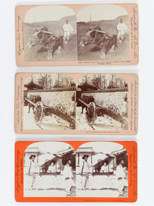 Lot de 7 vues photographiques stéréoscopiques de Corée  [ Keystone View Company - 7 Korean Stereoviews ] 14076 : White-Robed Pottery Peddlers on the Street of Seoul, Korea - 14077 : A Farm scene in Korea. Making Hay - 14079 : Seeing the Sights in the Suburbs of Seoul in a Sedan Chair, Korea - 14081 : Plowing Scene near Seoul. Korean farmer in his White Costume - 14083 : A Korean Lady out for an Airing, Korea - 14084 : A happy family in Thatched Hut of the Korean Peasant, Seoul, Korea - 14087 : A Korean Bull Cart, Korea  