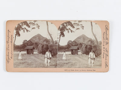 Lot de 7 vues photographiques stéréoscopiques de Corée  [ Keystone View Company - 7 Korean Stereoviews ] 14076 : White-Robed Pottery Peddlers on the Street of Seoul, Korea - 14077 : A Farm scene in Korea. Making Hay - 14079 : Seeing the Sights in the Suburbs of Seoul in a Sedan Chair, Korea - 14081 : Plowing Scene near Seoul. Korean farmer in his White Costume - 14083 : A Korean Lady out for an Airing, Korea - 14084 : A happy family in Thatched Hut of the Korean Peasant, Seoul, Korea - 14087 : A Korean Bull Cart, Korea  