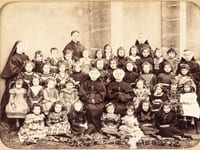 Photographie ancienne : Petit Pensionnat des Religieuses de la Nativité à Agde, 1899 