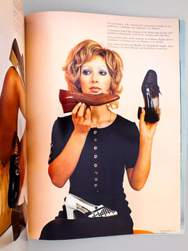 Moda in Pelle , Trimestrale Anno V - Numero 12 , Marzo 1971 ( Moda in Pelle, Rassagna delle Calzature Italiane, borse e abbligliamento in pelle - ...