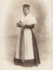 Photographie de Bordelaise en Costume traditionnel . RAYMOND, L.