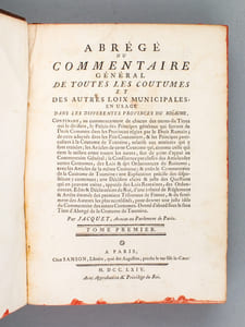 Abrégé du Commentaire général de Toutes les Coutumes et des autres Loix Municipales en Usage dans les différentes Provinces du Royaume (2 Tomes - Complet) [Abrégé du Commentaire de la Coutume de Touraine ] Abrégé du commentaire général de toutes les coutumes et des autres loix municipales, en usage dans les différentes provinces du roïaume, contenant, au commencement de chacun des trente-six titres qui le divisent, le précis des principes généraux qui servent de droit commun dans les provinces régies par le droit romain : de ceux adoptés dans les païs coutumiers, & les principes particuliers à la coutume de Touraine, relatifs aux matieres qui y sont traitées ; les articles de cette coutume qui, comme celle qui tient le milieu entre toutes les autres, sert de point d'appui au commentaire général ; la conférence par classes des articles des autres coutumes, des loix & des ordonnances du roïaume, avec les articles de la même coutume ; & enfin le commentaire de la coutume de Touraine ; une explication précise des dispositions y contenues ; une décision claire & juste des questions qui en peuvent naître, appuïée des loix romaines, des ordonnances, edits & déclarations du roi, d'une infinité de réglemens & arrêts émanés des premiers tribunaux de France, & du sentiment des auteurs les plus accrédités, pour donner une juste idée du commentaire des autres coutumes. Donné d'abord sous le faux titre d'Abrégé de la coutume de Touraine 