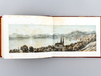 Guide et Memento du Voyageur en Suisse et en Savoie. Lucerne [ Contient 20 lithographies en couleurs : ] Lucerne, vue prise de Gutch - Panorama du Lac de Lucerne (planche double) - Lucerne. Hôtel de Schweizerhof - Lucerne. Vue des Remparts - Le Lion de Lucerne - Vue du Lac de Lucerne prise du Kussnacht - Chapelle de Guillaume-Tell - Veggis, au Lac des Quatre-Cantons - Vue du Rigi, entre le Rigi Kulm et le Rigi Staffel - Les Bains Froids sur le Rigi - Le Rigi Culm - Rigi Staffel (planche double) - Rigi Kulm (planche double) - Panorama des Alpes Bernoises vue du Rigi (planche double) - Brunnen (planche double) - Le Grutli. Lac des 4 Cantons - Chapelle de Guillaume Tell sur le Lac des 4 Cantons - Fluelen Lac des 4 Cantons - Stanztadt. Lac des 4 Cantons - Am Ort Lac des 4 Cantons