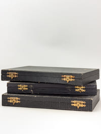 3 boîtes recueillant 211 préparations microscopiques [ 100, 96 et 15 ] de vins, datées du 1er avril 1935 au 10 mars 1937