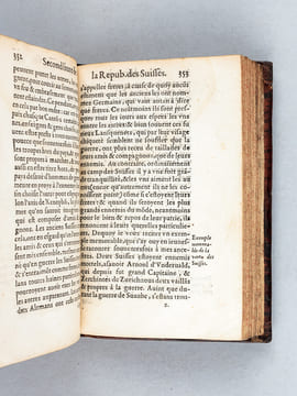 La République des Suisses. Comprinse en deux livres [ ... ] Descrite en Latin par Josias Simler de Zurich [ Edition originale de l'édition française ...