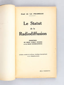 Le Statut de la Radiodiffusion. Problèmes de droit public interne et de droit international [ Edition originale - Livre dédicacé par l'auteur ] [ Contient : ] Le régime français des applications radioélectriques - Le Régime de la radiodiffusion aux Etats-Unis - La radiodiffusion coloniale et le droit international public - La protection des émissions contre les utilisations commerciales