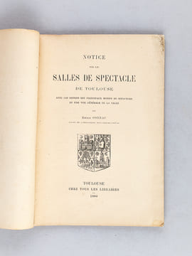Notice sur les Salles de Spectacle de Toulouse avec les dessins des principaux motifs de sculpture et une vue générale de la Salle [ Edition originale ...