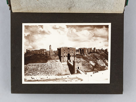 Album photographique d'Alep : 22 photos format 17 x 11 cm . DEROUNIAN, Vartan
