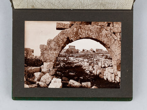 Album photographique d'Alep : 22 photos format 17 x 11 cm . DEROUNIAN, Vartan
