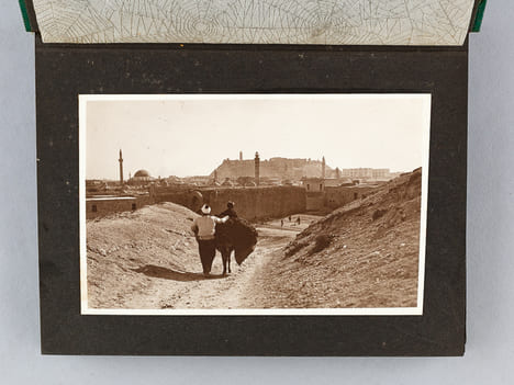 Album photographique d'Alep : 22 photos format 17 x 11 cm . DEROUNIAN, Vartan