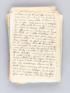 Belle correspondance personnelle et originale, adressée aux deux frères Charlemagne et Jean Bart par leur frère Léo Bart, du 4 janvier 1915 au 21 août 1917. Jean Bart fut successivement matelot mécanicien à la Caserne Eblé au Havre, puis marin à l’Arsenal de Cherbourg, puis embarqué à bord du sous-marin Denis-Papin. Remarquable correspondance, car pour l'essentiel non soumise à la censure militaire, d’environ 94 lettres et cartes, auxquelles nous joignons quelques photos personnelles des protagonistes.La première lettre est datée du 29 septembre 1914 de Nomain Andignies, adressée des parents Bart à leur « Cher Fils », dont ils ont appris qu’il était blessé mais peu gravement. Ils racontent le passage des allemands, la fuite des habitants de Nomains vers Douai, « et les allemands sont restés pendant 15 jours à Orchies pour préparer leurs mauvais coups il y a eu des anglais qui sont venus les dénicher alors ils sont partis pour Valenciennes [ etc… ] depuis le 24 août nous n’avons plus de courrier nous sommes obligés de faire porter nos lettres à Lille. Nous avons été tranquille jusque le 24 septembre la nous avons eu un combat à Archies les français ont pris 3 auto et dans un fossé on a trouvé un officier tué avec un ordre dans la poche que l’on devait incendier Orchies à 7 heures du soir [… ] et le lendemain ils ont mis le fin à tout Orchies [ …] A l’heur ou je t’écrit on vient de nous dire qu’il y a des Hulans qui viennent reconnaître le terrain et ce matin nous avons vu deux aéroplanes une allemande et une française qui lui a fait la chasse [etc…] ». Il s’agit de l’unique lettre de l’ensemble provenant des parents de Jean Bart, Nomain ayant ensuite été occupée par les allemands.Un frère (manifestement Léo Bart) écrit le 7 décembre 1914 « je ne travaille plus pour l’armée depuis 8 jours car en général tous les patrons parisiens se figurent que parce que nous sommes des réfugiés nous devons subir toutes leurs humiliations et faire des bassesses. J’ai fait 3 boutiques depuis mon arrivée à Paris, et je rentre demain dans la 4e comme contremaître [… ] Je me suis fait inscrire pour passer le conseil mais j’ai bien stipulé « automobiliste » mais c’est une ressource car je ferai tout ce qu’il m’est possible de faire pour me faire réformer de nouveau et si je ne puis l’être au conseil j’aurai au moins la chance de l’être en arrivant au corps ».[ … ] je suis ici avec l’oncle de Germaine, le directeur de chez Thiriez. [ … ] Il a envoyé un télégramme à Germazine « par la voie d’un consul de Hollande » [… ] « tout ce que l’on sait c’est que les Allemands ont tout organisés comme s’ils étaient chez eux à Roubaix ils ont rouvert les écoles, il font marcher les usines en autres la maison Thiriez ». Il évoque la guerre qui va durer au moins l’hiver, s’inquiète de son frère : « Et ton bras, comment va-t-il ? Fais bien attention de ne plus retourner à cette orgie sanguinaire et si les mouvements de ton bras ne sont plus complets ils ne pourront certainement pas de renvoyer au feu si tu sais te débrouiller, maintenant si à force d’insister on voulait te réformer ne te laisse surtout pas réformer n°2 il faut te faire réformer n°1 c’est-à-dire avec pension car il ne faut pas que tous ces messieurs c’en tire à si bon compte [ … ] Maintenant je voudrais bien savoir l’état exact de ton bras, car je crois que tu ne me dis pas toute la vérité [ …] ». Il lui conseille de se faire inscrire comme décolleteur.Suivent deux autres CP datées du 20 puis du 28 décembre 1914. On y apprend que leur frère Charlemagne, blessé, est à Périgueux, et que lui-même, Léo, a dû abandonner côté allemand sa femme et sa fille…Le même écrit le 4 janvier 1915 (1914 par erreur sur la lettre) à Jean, depuis le Grand Hôtel du Pont du Cher, à Saint-Florent, et l’informe qu’il s’y trouve « non comme soldat, mais comme militarisé pour monter une usine pour la fabrication des gaines d’obus. Je suis ici dans un sale patelin et on s’y fait crever à travailer je t’assure que je préfèrerais être sur le front ». Il est sans nouvelles de sa femme et de sa petite-fille, restées à Loos. Le 12 février 1915, il s’inquiète pour son frère « il paraît que chaque fois que tu sors du bois et te rends malade ce n’est pas digne d’un jeune homme tel que toi, que dirais-je moi qui ait laissé ma femme et ma petite-fille à Loos », [ …], « prends patience un grand coup se prépare et avant 1 mois soit persuadé que tous ces bandits seront chassés de chez nous ». Le 9 juin 1915, automobiliste dans le secteur Postal 63, il lui reproche d’avoir fait « de la caisse ». Il sait bien que l’on souhaiterait savoir ce qui se passe sur le front ; leur frère Charlemagne « pourrait te raconter bien des choses, mais la guerre du mois d’août dernier n’était pas celle que l’on fait en ce moment. Je puis t’en causer car ce matin encore je suis allé à 1500 mètres des tranchées boches et je t’assure que ça barde quand tu vois des chevaux coupés en deux par des éclats d’obus il faut pas demander quand cela arrive dans groupe d’hommes [ …] ». Les 11 et 15 mars 1915, Léo Bart écrit à Jean, sur papier à en-tête de l’Hôtel franco-russe à Paris. Il est désormais automobiliste et compte « monter sur le front avec une auto-mitrailleuse ou une auto-canon ou auto-projecteur. Je te conseillerai de faire une demande pour être versé comme moi au 13ème Artillerie comme automobiliste car on en demande beaucoup » [ … ] Charlemagne me dit que tu désires aller voir comment ça se passe sur le front, ne fait jamais cette bêtise là moi j’en reviens j’y ai passé 8 jours et je t’assure que ce n’est pas amusant ». Le 17 mars, Léo lui envoie une des lettres les plus émouvantes : « Je reviens du front où j’ai fait des convois de chevaux et maintenant je suis automobiliste mais malheureusement je crois que je vais repartir bientôt comme auto-mitrailleur. Enfin si jamais j’y laissai ma peau je compte sur toi pour aller voir Germaine et l’embrasser pour moi. Surtout ne dit jamais que c’est moi qui ai demandé à partir, tu me le jureras dans ta prochaine lettre [ souligné six fois !] car je le regrette amèrement ». […] « Ne te fais pas de mousse pour moi, je ne suis pas encore parti et tu sais que je suis débrouillard ». Suivent six missives plus brèves adressées à Jean et Charlemagne (lequel est arrivé au centre des Convalescents de La Force en Dordogne). Léo est désormais au service du courrier.Le 17 juillet 1915, Léo écrit qu’il lui est « arrivé une sale blague, nous étions en train de discuter dans la cour de chez nous quand arriva le lieutenant un copain cria 22, ce lieutenant a peut-être cru que c’était moi qui avait crié et depuis 8 jours je suis sur les épines [ … ] figure toi que le fautif est parti en permission, mais je dois te dire que ce lieutenant est du Midi et soit certain qu’il ne doit pas gober les gens du Nord, et il n’est pas sans savoir que les Gars du Nord détestent les mauvais soldats du Midi. Mais vois-tu la Guerre finira un jour et il faut espérer qu’on les houspillera un peu car ils n’ont rien à souffrir ils sont les bienvenus dans les hautes sphères, ils sont en communication avec les leurs enfin ils ont tou pour être heureux tandis que nous, il nous manque tout cela et non content d’être ainsi favorisé ces salauds là rient de notre malheur et nous tourne en risées [… ] Lorsque j’ai demandé ma permission pour Bergerac au bureau ont ma demandé si c’était pour aller voir Cyrano, j’aurai bien pu leur répondre que s’ils étaient un peu moins fénéants et un peu plus patriotes nous pourrions faire comme eux aller embrasser les nôtres [ … ] ».Le 19 septembre il expose la manière de correspondre avec Lille (« l’enveloppe ne doit pas être cacheté et ne pas parler de la guerre »). Le 20 septembre, Léo annonce avoir reçu des nouvelles de sa femme et de sa fille. Le 22 octobre (à Charlemagne et Jean, tous deux à Cherbourg) : « hier ont a demandé des volontaires pour la Serbie, et je vous prie de croire que si je n’avais pas femme et enfant je me serai fait inscrire car j’en ai assez de vivre au milieu de tous ces salauds là. Qu’est-ce que c’est que la guerre pour eux, ce n’est rien au contraire ils font de l’automobile toute la journée, ils ont de l’argent plein leurs poches, ils font venir leurs femmes quand ils veulent. Tu vois que ces gens là voudraient bien que la guerre dure éternellement [ …] Maintenant dans notre secteur c’est plus calme depuis quelques jours les boches attaquent plus à l’Ouest du côté de Reims mais ils ramassent la purge [ … ] ces vaches là tiennent bon quand même et quand on fait des prisonniers c’est parce qu’ils sont prix par les tirs de barrages qui empêchent les vivres d’arriver sans cela il se font tuer jusqu’au dernier même étant prisonnier ils nous engueulent encore ».Le 1er novembre 1915 puis le 6 novembre, Léo écrit, précisant que « si je t’envoie un lettre par un civil, c’est pour ne pas que ma lettre passe à la censure militaire et farceur que tu es tu mets sur ton adresse pour remettre à un militaire farceur va enfin ça y est tout est arrivé à bon port [ … ] » Dans les lettres suivantes (novembre et décembre ), il essaie d’envisager la réunion des 3 frères à Cherbourg, mais avec prudence, car les mensonger exposent aux enquêtes de gendarmerie.Le 21 janvier 1916, il indique avoir reçu une photo de sa femme dont il est resté marqué, « elle fait pitié tellement elle a maigri ».Le 20 février 1916, il s’inquiète de ne plus recevoir de nouvelles. Il a appris par son oncle que l’explosion du dépôt de munition de la Porte des postes a causé des dégâts considérables, « tout le quartier de Moulins-Lille est rasé il y a 600 immeubles de démolis, 2000 victimes civiles et 300 soldats boches, tout cela demande confirmation bien entendu mais c’est le bruit qui coure ».Le 1er avril 1916 il écrit : « nous sommes de nouveau au repos et tu as dû lire la citation de tous les automobilistes du front de Verdun ». Le 19 mai 1916 il écrit (Motocycliste 551 T. M. Convois auto B.C.M. Paris) : « Pour le moment nous sommes très surmenés avec cette sacrée bataille de Verdun qui n’en fini pas, qui est très fatiguant pour nous car il faut marcher jour et nuit pour le transport des munitions ».Nous ne détaillons pas l’intégralité de la correspondance. En juillet 1916, il raconte que des « nuées d’avions sillonnent continuellement le ciel nuit et jour et les boches ne peuvent plus monter leurs saucisses car on les abat aussitôt ». Le 216 octobre 1916 il évoque un tuyau de l’Intendance anglaise prétendant que Lille sera repris pour la fin du mois. « Contrairement à ce que je t’avais dit, au lieu d’aller dans l’infanterie, c’est pour les tracteurs d’artillerie, ou dans les « Tancks » (crème-de-menthe ») et on relèvera jusqu’à la classe 1902. En novembre « j’ai bien peut d’être expédié à Salonique, car en ce moment c’est une vraie pétaudière ». La dernière lettre du temps de guerre date du 21 août 1917