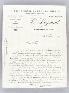 Belle correspondance personnelle et originale, adressée aux deux frères Charlemagne et Jean Bart par leur frère Léo Bart, du 4 janvier 1915 au 21 août 1917. Jean Bart fut successivement matelot mécanicien à la Caserne Eblé au Havre, puis marin à l’Arsenal de Cherbourg, puis embarqué à bord du sous-marin Denis-Papin. Remarquable correspondance, car pour l'essentiel non soumise à la censure militaire, d’environ 94 lettres et cartes, auxquelles nous joignons quelques photos personnelles des protagonistes.La première lettre est datée du 29 septembre 1914 de Nomain Andignies, adressée des parents Bart à leur « Cher Fils », dont ils ont appris qu’il était blessé mais peu gravement. Ils racontent le passage des allemands, la fuite des habitants de Nomains vers Douai, « et les allemands sont restés pendant 15 jours à Orchies pour préparer leurs mauvais coups il y a eu des anglais qui sont venus les dénicher alors ils sont partis pour Valenciennes [ etc… ] depuis le 24 août nous n’avons plus de courrier nous sommes obligés de faire porter nos lettres à Lille. Nous avons été tranquille jusque le 24 septembre la nous avons eu un combat à Archies les français ont pris 3 auto et dans un fossé on a trouvé un officier tué avec un ordre dans la poche que l’on devait incendier Orchies à 7 heures du soir [… ] et le lendemain ils ont mis le fin à tout Orchies [ …] A l’heur ou je t’écrit on vient de nous dire qu’il y a des Hulans qui viennent reconnaître le terrain et ce matin nous avons vu deux aéroplanes une allemande et une française qui lui a fait la chasse [etc…] ». Il s’agit de l’unique lettre de l’ensemble provenant des parents de Jean Bart, Nomain ayant ensuite été occupée par les allemands.Un frère (manifestement Léo Bart) écrit le 7 décembre 1914 « je ne travaille plus pour l’armée depuis 8 jours car en général tous les patrons parisiens se figurent que parce que nous sommes des réfugiés nous devons subir toutes leurs humiliations et faire des bassesses. J’ai fait 3 boutiques depuis mon arrivée à Paris, et je rentre demain dans la 4e comme contremaître [… ] Je me suis fait inscrire pour passer le conseil mais j’ai bien stipulé « automobiliste » mais c’est une ressource car je ferai tout ce qu’il m’est possible de faire pour me faire réformer de nouveau et si je ne puis l’être au conseil j’aurai au moins la chance de l’être en arrivant au corps ».[ … ] je suis ici avec l’oncle de Germaine, le directeur de chez Thiriez. [ … ] Il a envoyé un télégramme à Germazine « par la voie d’un consul de Hollande » [… ] « tout ce que l’on sait c’est que les Allemands ont tout organisés comme s’ils étaient chez eux à Roubaix ils ont rouvert les écoles, il font marcher les usines en autres la maison Thiriez ». Il évoque la guerre qui va durer au moins l’hiver, s’inquiète de son frère : « Et ton bras, comment va-t-il ? Fais bien attention de ne plus retourner à cette orgie sanguinaire et si les mouvements de ton bras ne sont plus complets ils ne pourront certainement pas de renvoyer au feu si tu sais te débrouiller, maintenant si à force d’insister on voulait te réformer ne te laisse surtout pas réformer n°2 il faut te faire réformer n°1 c’est-à-dire avec pension car il ne faut pas que tous ces messieurs c’en tire à si bon compte [ … ] Maintenant je voudrais bien savoir l’état exact de ton bras, car je crois que tu ne me dis pas toute la vérité [ …] ». Il lui conseille de se faire inscrire comme décolleteur.Suivent deux autres CP datées du 20 puis du 28 décembre 1914. On y apprend que leur frère Charlemagne, blessé, est à Périgueux, et que lui-même, Léo, a dû abandonner côté allemand sa femme et sa fille…Le même écrit le 4 janvier 1915 (1914 par erreur sur la lettre) à Jean, depuis le Grand Hôtel du Pont du Cher, à Saint-Florent, et l’informe qu’il s’y trouve « non comme soldat, mais comme militarisé pour monter une usine pour la fabrication des gaines d’obus. Je suis ici dans un sale patelin et on s’y fait crever à travailer je t’assure que je préfèrerais être sur le front ». Il est sans nouvelles de sa femme et de sa petite-fille, restées à Loos. Le 12 février 1915, il s’inquiète pour son frère « il paraît que chaque fois que tu sors du bois et te rends malade ce n’est pas digne d’un jeune homme tel que toi, que dirais-je moi qui ait laissé ma femme et ma petite-fille à Loos », [ …], « prends patience un grand coup se prépare et avant 1 mois soit persuadé que tous ces bandits seront chassés de chez nous ». Le 9 juin 1915, automobiliste dans le secteur Postal 63, il lui reproche d’avoir fait « de la caisse ». Il sait bien que l’on souhaiterait savoir ce qui se passe sur le front ; leur frère Charlemagne « pourrait te raconter bien des choses, mais la guerre du mois d’août dernier n’était pas celle que l’on fait en ce moment. Je puis t’en causer car ce matin encore je suis allé à 1500 mètres des tranchées boches et je t’assure que ça barde quand tu vois des chevaux coupés en deux par des éclats d’obus il faut pas demander quand cela arrive dans groupe d’hommes [ …] ». Les 11 et 15 mars 1915, Léo Bart écrit à Jean, sur papier à en-tête de l’Hôtel franco-russe à Paris. Il est désormais automobiliste et compte « monter sur le front avec une auto-mitrailleuse ou une auto-canon ou auto-projecteur. Je te conseillerai de faire une demande pour être versé comme moi au 13ème Artillerie comme automobiliste car on en demande beaucoup » [ … ] Charlemagne me dit que tu désires aller voir comment ça se passe sur le front, ne fait jamais cette bêtise là moi j’en reviens j’y ai passé 8 jours et je t’assure que ce n’est pas amusant ». Le 17 mars, Léo lui envoie une des lettres les plus émouvantes : « Je reviens du front où j’ai fait des convois de chevaux et maintenant je suis automobiliste mais malheureusement je crois que je vais repartir bientôt comme auto-mitrailleur. Enfin si jamais j’y laissai ma peau je compte sur toi pour aller voir Germaine et l’embrasser pour moi. Surtout ne dit jamais que c’est moi qui ai demandé à partir, tu me le jureras dans ta prochaine lettre [ souligné six fois !] car je le regrette amèrement ». […] « Ne te fais pas de mousse pour moi, je ne suis pas encore parti et tu sais que je suis débrouillard ». Suivent six missives plus brèves adressées à Jean et Charlemagne (lequel est arrivé au centre des Convalescents de La Force en Dordogne). Léo est désormais au service du courrier.Le 17 juillet 1915, Léo écrit qu’il lui est « arrivé une sale blague, nous étions en train de discuter dans la cour de chez nous quand arriva le lieutenant un copain cria 22, ce lieutenant a peut-être cru que c’était moi qui avait crié et depuis 8 jours je suis sur les épines [ … ] figure toi que le fautif est parti en permission, mais je dois te dire que ce lieutenant est du Midi et soit certain qu’il ne doit pas gober les gens du Nord, et il n’est pas sans savoir que les Gars du Nord détestent les mauvais soldats du Midi. Mais vois-tu la Guerre finira un jour et il faut espérer qu’on les houspillera un peu car ils n’ont rien à souffrir ils sont les bienvenus dans les hautes sphères, ils sont en communication avec les leurs enfin ils ont tou pour être heureux tandis que nous, il nous manque tout cela et non content d’être ainsi favorisé ces salauds là rient de notre malheur et nous tourne en risées [… ] Lorsque j’ai demandé ma permission pour Bergerac au bureau ont ma demandé si c’était pour aller voir Cyrano, j’aurai bien pu leur répondre que s’ils étaient un peu moins fénéants et un peu plus patriotes nous pourrions faire comme eux aller embrasser les nôtres [ … ] ».Le 19 septembre il expose la manière de correspondre avec Lille (« l’enveloppe ne doit pas être cacheté et ne pas parler de la guerre »). Le 20 septembre, Léo annonce avoir reçu des nouvelles de sa femme et de sa fille. Le 22 octobre (à Charlemagne et Jean, tous deux à Cherbourg) : « hier ont a demandé des volontaires pour la Serbie, et je vous prie de croire que si je n’avais pas femme et enfant je me serai fait inscrire car j’en ai assez de vivre au milieu de tous ces salauds là. Qu’est-ce que c’est que la guerre pour eux, ce n’est rien au contraire ils font de l’automobile toute la journée, ils ont de l’argent plein leurs poches, ils font venir leurs femmes quand ils veulent. Tu vois que ces gens là voudraient bien que la guerre dure éternellement [ …] Maintenant dans notre secteur c’est plus calme depuis quelques jours les boches attaquent plus à l’Ouest du côté de Reims mais ils ramassent la purge [ … ] ces vaches là tiennent bon quand même et quand on fait des prisonniers c’est parce qu’ils sont prix par les tirs de barrages qui empêchent les vivres d’arriver sans cela il se font tuer jusqu’au dernier même étant prisonnier ils nous engueulent encore ».Le 1er novembre 1915 puis le 6 novembre, Léo écrit, précisant que « si je t’envoie un lettre par un civil, c’est pour ne pas que ma lettre passe à la censure militaire et farceur que tu es tu mets sur ton adresse pour remettre à un militaire farceur va enfin ça y est tout est arrivé à bon port [ … ] » Dans les lettres suivantes (novembre et décembre ), il essaie d’envisager la réunion des 3 frères à Cherbourg, mais avec prudence, car les mensonger exposent aux enquêtes de gendarmerie.Le 21 janvier 1916, il indique avoir reçu une photo de sa femme dont il est resté marqué, « elle fait pitié tellement elle a maigri ».Le 20 février 1916, il s’inquiète de ne plus recevoir de nouvelles. Il a appris par son oncle que l’explosion du dépôt de munition de la Porte des postes a causé des dégâts considérables, « tout le quartier de Moulins-Lille est rasé il y a 600 immeubles de démolis, 2000 victimes civiles et 300 soldats boches, tout cela demande confirmation bien entendu mais c’est le bruit qui coure ».Le 1er avril 1916 il écrit : « nous sommes de nouveau au repos et tu as dû lire la citation de tous les automobilistes du front de Verdun ». Le 19 mai 1916 il écrit (Motocycliste 551 T. M. Convois auto B.C.M. Paris) : « Pour le moment nous sommes très surmenés avec cette sacrée bataille de Verdun qui n’en fini pas, qui est très fatiguant pour nous car il faut marcher jour et nuit pour le transport des munitions ».Nous ne détaillons pas l’intégralité de la correspondance. En juillet 1916, il raconte que des « nuées d’avions sillonnent continuellement le ciel nuit et jour et les boches ne peuvent plus monter leurs saucisses car on les abat aussitôt ». Le 216 octobre 1916 il évoque un tuyau de l’Intendance anglaise prétendant que Lille sera repris pour la fin du mois. « Contrairement à ce que je t’avais dit, au lieu d’aller dans l’infanterie, c’est pour les tracteurs d’artillerie, ou dans les « Tancks » (crème-de-menthe ») et on relèvera jusqu’à la classe 1902. En novembre « j’ai bien peut d’être expédié à Salonique, car en ce moment c’est une vraie pétaudière ». La dernière lettre du temps de guerre date du 21 août 1917