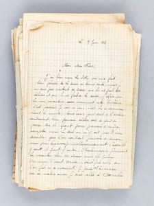Belle correspondance personnelle et originale, adressée aux deux frères Charlemagne et Jean Bart par leur frère Léo Bart, du 4 janvier 1915 au 21 août 1917. Jean Bart fut successivement matelot mécanicien à la Caserne Eblé au Havre, puis marin à l’Arsenal de Cherbourg, puis embarqué à bord du sous-marin Denis-Papin. Remarquable correspondance, car pour l'essentiel non soumise à la censure militaire, d’environ 94 lettres et cartes, auxquelles nous joignons quelques photos personnelles des protagonistes.La première lettre est datée du 29 septembre 1914 de Nomain Andignies, adressée des parents Bart à leur « Cher Fils », dont ils ont appris qu’il était blessé mais peu gravement. Ils racontent le passage des allemands, la fuite des habitants de Nomains vers Douai, « et les allemands sont restés pendant 15 jours à Orchies pour préparer leurs mauvais coups il y a eu des anglais qui sont venus les dénicher alors ils sont partis pour Valenciennes [ etc… ] depuis le 24 août nous n’avons plus de courrier nous sommes obligés de faire porter nos lettres à Lille. Nous avons été tranquille jusque le 24 septembre la nous avons eu un combat à Archies les français ont pris 3 auto et dans un fossé on a trouvé un officier tué avec un ordre dans la poche que l’on devait incendier Orchies à 7 heures du soir [… ] et le lendemain ils ont mis le fin à tout Orchies [ …] A l’heur ou je t’écrit on vient de nous dire qu’il y a des Hulans qui viennent reconnaître le terrain et ce matin nous avons vu deux aéroplanes une allemande et une française qui lui a fait la chasse [etc…] ». Il s’agit de l’unique lettre de l’ensemble provenant des parents de Jean Bart, Nomain ayant ensuite été occupée par les allemands.Un frère (manifestement Léo Bart) écrit le 7 décembre 1914 « je ne travaille plus pour l’armée depuis 8 jours car en général tous les patrons parisiens se figurent que parce que nous sommes des réfugiés nous devons subir toutes leurs humiliations et faire des bassesses. J’ai fait 3 boutiques depuis mon arrivée à Paris, et je rentre demain dans la 4e comme contremaître [… ] Je me suis fait inscrire pour passer le conseil mais j’ai bien stipulé « automobiliste » mais c’est une ressource car je ferai tout ce qu’il m’est possible de faire pour me faire réformer de nouveau et si je ne puis l’être au conseil j’aurai au moins la chance de l’être en arrivant au corps ».[ … ] je suis ici avec l’oncle de Germaine, le directeur de chez Thiriez. [ … ] Il a envoyé un télégramme à Germazine « par la voie d’un consul de Hollande » [… ] « tout ce que l’on sait c’est que les Allemands ont tout organisés comme s’ils étaient chez eux à Roubaix ils ont rouvert les écoles, il font marcher les usines en autres la maison Thiriez ». Il évoque la guerre qui va durer au moins l’hiver, s’inquiète de son frère : « Et ton bras, comment va-t-il ? Fais bien attention de ne plus retourner à cette orgie sanguinaire et si les mouvements de ton bras ne sont plus complets ils ne pourront certainement pas de renvoyer au feu si tu sais te débrouiller, maintenant si à force d’insister on voulait te réformer ne te laisse surtout pas réformer n°2 il faut te faire réformer n°1 c’est-à-dire avec pension car il ne faut pas que tous ces messieurs c’en tire à si bon compte [ … ] Maintenant je voudrais bien savoir l’état exact de ton bras, car je crois que tu ne me dis pas toute la vérité [ …] ». Il lui conseille de se faire inscrire comme décolleteur.Suivent deux autres CP datées du 20 puis du 28 décembre 1914. On y apprend que leur frère Charlemagne, blessé, est à Périgueux, et que lui-même, Léo, a dû abandonner côté allemand sa femme et sa fille…Le même écrit le 4 janvier 1915 (1914 par erreur sur la lettre) à Jean, depuis le Grand Hôtel du Pont du Cher, à Saint-Florent, et l’informe qu’il s’y trouve « non comme soldat, mais comme militarisé pour monter une usine pour la fabrication des gaines d’obus. Je suis ici dans un sale patelin et on s’y fait crever à travailer je t’assure que je préfèrerais être sur le front ». Il est sans nouvelles de sa femme et de sa petite-fille, restées à Loos. Le 12 février 1915, il s’inquiète pour son frère « il paraît que chaque fois que tu sors du bois et te rends malade ce n’est pas digne d’un jeune homme tel que toi, que dirais-je moi qui ait laissé ma femme et ma petite-fille à Loos », [ …], « prends patience un grand coup se prépare et avant 1 mois soit persuadé que tous ces bandits seront chassés de chez nous ». Le 9 juin 1915, automobiliste dans le secteur Postal 63, il lui reproche d’avoir fait « de la caisse ». Il sait bien que l’on souhaiterait savoir ce qui se passe sur le front ; leur frère Charlemagne « pourrait te raconter bien des choses, mais la guerre du mois d’août dernier n’était pas celle que l’on fait en ce moment. Je puis t’en causer car ce matin encore je suis allé à 1500 mètres des tranchées boches et je t’assure que ça barde quand tu vois des chevaux coupés en deux par des éclats d’obus il faut pas demander quand cela arrive dans groupe d’hommes [ …] ». Les 11 et 15 mars 1915, Léo Bart écrit à Jean, sur papier à en-tête de l’Hôtel franco-russe à Paris. Il est désormais automobiliste et compte « monter sur le front avec une auto-mitrailleuse ou une auto-canon ou auto-projecteur. Je te conseillerai de faire une demande pour être versé comme moi au 13ème Artillerie comme automobiliste car on en demande beaucoup » [ … ] Charlemagne me dit que tu désires aller voir comment ça se passe sur le front, ne fait jamais cette bêtise là moi j’en reviens j’y ai passé 8 jours et je t’assure que ce n’est pas amusant ». Le 17 mars, Léo lui envoie une des lettres les plus émouvantes : « Je reviens du front où j’ai fait des convois de chevaux et maintenant je suis automobiliste mais malheureusement je crois que je vais repartir bientôt comme auto-mitrailleur. Enfin si jamais j’y laissai ma peau je compte sur toi pour aller voir Germaine et l’embrasser pour moi. Surtout ne dit jamais que c’est moi qui ai demandé à partir, tu me le jureras dans ta prochaine lettre [ souligné six fois !] car je le regrette amèrement ». […] « Ne te fais pas de mousse pour moi, je ne suis pas encore parti et tu sais que je suis débrouillard ». Suivent six missives plus brèves adressées à Jean et Charlemagne (lequel est arrivé au centre des Convalescents de La Force en Dordogne). Léo est désormais au service du courrier.Le 17 juillet 1915, Léo écrit qu’il lui est « arrivé une sale blague, nous étions en train de discuter dans la cour de chez nous quand arriva le lieutenant un copain cria 22, ce lieutenant a peut-être cru que c’était moi qui avait crié et depuis 8 jours je suis sur les épines [ … ] figure toi que le fautif est parti en permission, mais je dois te dire que ce lieutenant est du Midi et soit certain qu’il ne doit pas gober les gens du Nord, et il n’est pas sans savoir que les Gars du Nord détestent les mauvais soldats du Midi. Mais vois-tu la Guerre finira un jour et il faut espérer qu’on les houspillera un peu car ils n’ont rien à souffrir ils sont les bienvenus dans les hautes sphères, ils sont en communication avec les leurs enfin ils ont tou pour être heureux tandis que nous, il nous manque tout cela et non content d’être ainsi favorisé ces salauds là rient de notre malheur et nous tourne en risées [… ] Lorsque j’ai demandé ma permission pour Bergerac au bureau ont ma demandé si c’était pour aller voir Cyrano, j’aurai bien pu leur répondre que s’ils étaient un peu moins fénéants et un peu plus patriotes nous pourrions faire comme eux aller embrasser les nôtres [ … ] ».Le 19 septembre il expose la manière de correspondre avec Lille (« l’enveloppe ne doit pas être cacheté et ne pas parler de la guerre »). Le 20 septembre, Léo annonce avoir reçu des nouvelles de sa femme et de sa fille. Le 22 octobre (à Charlemagne et Jean, tous deux à Cherbourg) : « hier ont a demandé des volontaires pour la Serbie, et je vous prie de croire que si je n’avais pas femme et enfant je me serai fait inscrire car j’en ai assez de vivre au milieu de tous ces salauds là. Qu’est-ce que c’est que la guerre pour eux, ce n’est rien au contraire ils font de l’automobile toute la journée, ils ont de l’argent plein leurs poches, ils font venir leurs femmes quand ils veulent. Tu vois que ces gens là voudraient bien que la guerre dure éternellement [ …] Maintenant dans notre secteur c’est plus calme depuis quelques jours les boches attaquent plus à l’Ouest du côté de Reims mais ils ramassent la purge [ … ] ces vaches là tiennent bon quand même et quand on fait des prisonniers c’est parce qu’ils sont prix par les tirs de barrages qui empêchent les vivres d’arriver sans cela il se font tuer jusqu’au dernier même étant prisonnier ils nous engueulent encore ».Le 1er novembre 1915 puis le 6 novembre, Léo écrit, précisant que « si je t’envoie un lettre par un civil, c’est pour ne pas que ma lettre passe à la censure militaire et farceur que tu es tu mets sur ton adresse pour remettre à un militaire farceur va enfin ça y est tout est arrivé à bon port [ … ] » Dans les lettres suivantes (novembre et décembre ), il essaie d’envisager la réunion des 3 frères à Cherbourg, mais avec prudence, car les mensonger exposent aux enquêtes de gendarmerie.Le 21 janvier 1916, il indique avoir reçu une photo de sa femme dont il est resté marqué, « elle fait pitié tellement elle a maigri ».Le 20 février 1916, il s’inquiète de ne plus recevoir de nouvelles. Il a appris par son oncle que l’explosion du dépôt de munition de la Porte des postes a causé des dégâts considérables, « tout le quartier de Moulins-Lille est rasé il y a 600 immeubles de démolis, 2000 victimes civiles et 300 soldats boches, tout cela demande confirmation bien entendu mais c’est le bruit qui coure ».Le 1er avril 1916 il écrit : « nous sommes de nouveau au repos et tu as dû lire la citation de tous les automobilistes du front de Verdun ». Le 19 mai 1916 il écrit (Motocycliste 551 T. M. Convois auto B.C.M. Paris) : « Pour le moment nous sommes très surmenés avec cette sacrée bataille de Verdun qui n’en fini pas, qui est très fatiguant pour nous car il faut marcher jour et nuit pour le transport des munitions ».Nous ne détaillons pas l’intégralité de la correspondance. En juillet 1916, il raconte que des « nuées d’avions sillonnent continuellement le ciel nuit et jour et les boches ne peuvent plus monter leurs saucisses car on les abat aussitôt ». Le 216 octobre 1916 il évoque un tuyau de l’Intendance anglaise prétendant que Lille sera repris pour la fin du mois. « Contrairement à ce que je t’avais dit, au lieu d’aller dans l’infanterie, c’est pour les tracteurs d’artillerie, ou dans les « Tancks » (crème-de-menthe ») et on relèvera jusqu’à la classe 1902. En novembre « j’ai bien peut d’être expédié à Salonique, car en ce moment c’est une vraie pétaudière ». La dernière lettre du temps de guerre date du 21 août 1917