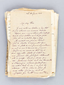 Belle correspondance personnelle et originale, adressée aux deux frères Charlemagne et Jean Bart par leur frère Léo Bart, du 4 janvier 1915 au 21 août 1917. Jean Bart fut successivement matelot mécanicien à la Caserne Eblé au Havre, puis marin à l’Arsenal de Cherbourg, puis embarqué à bord du sous-marin Denis-Papin. Remarquable correspondance, car pour l'essentiel non soumise à la censure militaire, d’environ 94 lettres et cartes, auxquelles nous joignons quelques photos personnelles des protagonistes.La première lettre est datée du 29 septembre 1914 de Nomain Andignies, adressée des parents Bart à leur « Cher Fils », dont ils ont appris qu’il était blessé mais peu gravement. Ils racontent le passage des allemands, la fuite des habitants de Nomains vers Douai, « et les allemands sont restés pendant 15 jours à Orchies pour préparer leurs mauvais coups il y a eu des anglais qui sont venus les dénicher alors ils sont partis pour Valenciennes [ etc… ] depuis le 24 août nous n’avons plus de courrier nous sommes obligés de faire porter nos lettres à Lille. Nous avons été tranquille jusque le 24 septembre la nous avons eu un combat à Archies les français ont pris 3 auto et dans un fossé on a trouvé un officier tué avec un ordre dans la poche que l’on devait incendier Orchies à 7 heures du soir [… ] et le lendemain ils ont mis le fin à tout Orchies [ …] A l’heur ou je t’écrit on vient de nous dire qu’il y a des Hulans qui viennent reconnaître le terrain et ce matin nous avons vu deux aéroplanes une allemande et une française qui lui a fait la chasse [etc…] ». Il s’agit de l’unique lettre de l’ensemble provenant des parents de Jean Bart, Nomain ayant ensuite été occupée par les allemands.Un frère (manifestement Léo Bart) écrit le 7 décembre 1914 « je ne travaille plus pour l’armée depuis 8 jours car en général tous les patrons parisiens se figurent que parce que nous sommes des réfugiés nous devons subir toutes leurs humiliations et faire des bassesses. J’ai fait 3 boutiques depuis mon arrivée à Paris, et je rentre demain dans la 4e comme contremaître [… ] Je me suis fait inscrire pour passer le conseil mais j’ai bien stipulé « automobiliste » mais c’est une ressource car je ferai tout ce qu’il m’est possible de faire pour me faire réformer de nouveau et si je ne puis l’être au conseil j’aurai au moins la chance de l’être en arrivant au corps ».[ … ] je suis ici avec l’oncle de Germaine, le directeur de chez Thiriez. [ … ] Il a envoyé un télégramme à Germazine « par la voie d’un consul de Hollande » [… ] « tout ce que l’on sait c’est que les Allemands ont tout organisés comme s’ils étaient chez eux à Roubaix ils ont rouvert les écoles, il font marcher les usines en autres la maison Thiriez ». Il évoque la guerre qui va durer au moins l’hiver, s’inquiète de son frère : « Et ton bras, comment va-t-il ? Fais bien attention de ne plus retourner à cette orgie sanguinaire et si les mouvements de ton bras ne sont plus complets ils ne pourront certainement pas de renvoyer au feu si tu sais te débrouiller, maintenant si à force d’insister on voulait te réformer ne te laisse surtout pas réformer n°2 il faut te faire réformer n°1 c’est-à-dire avec pension car il ne faut pas que tous ces messieurs c’en tire à si bon compte [ … ] Maintenant je voudrais bien savoir l’état exact de ton bras, car je crois que tu ne me dis pas toute la vérité [ …] ». Il lui conseille de se faire inscrire comme décolleteur.Suivent deux autres CP datées du 20 puis du 28 décembre 1914. On y apprend que leur frère Charlemagne, blessé, est à Périgueux, et que lui-même, Léo, a dû abandonner côté allemand sa femme et sa fille…Le même écrit le 4 janvier 1915 (1914 par erreur sur la lettre) à Jean, depuis le Grand Hôtel du Pont du Cher, à Saint-Florent, et l’informe qu’il s’y trouve « non comme soldat, mais comme militarisé pour monter une usine pour la fabrication des gaines d’obus. Je suis ici dans un sale patelin et on s’y fait crever à travailer je t’assure que je préfèrerais être sur le front ». Il est sans nouvelles de sa femme et de sa petite-fille, restées à Loos. Le 12 février 1915, il s’inquiète pour son frère « il paraît que chaque fois que tu sors du bois et te rends malade ce n’est pas digne d’un jeune homme tel que toi, que dirais-je moi qui ait laissé ma femme et ma petite-fille à Loos », [ …], « prends patience un grand coup se prépare et avant 1 mois soit persuadé que tous ces bandits seront chassés de chez nous ». Le 9 juin 1915, automobiliste dans le secteur Postal 63, il lui reproche d’avoir fait « de la caisse ». Il sait bien que l’on souhaiterait savoir ce qui se passe sur le front ; leur frère Charlemagne « pourrait te raconter bien des choses, mais la guerre du mois d’août dernier n’était pas celle que l’on fait en ce moment. Je puis t’en causer car ce matin encore je suis allé à 1500 mètres des tranchées boches et je t’assure que ça barde quand tu vois des chevaux coupés en deux par des éclats d’obus il faut pas demander quand cela arrive dans groupe d’hommes [ …] ». Les 11 et 15 mars 1915, Léo Bart écrit à Jean, sur papier à en-tête de l’Hôtel franco-russe à Paris. Il est désormais automobiliste et compte « monter sur le front avec une auto-mitrailleuse ou une auto-canon ou auto-projecteur. Je te conseillerai de faire une demande pour être versé comme moi au 13ème Artillerie comme automobiliste car on en demande beaucoup » [ … ] Charlemagne me dit que tu désires aller voir comment ça se passe sur le front, ne fait jamais cette bêtise là moi j’en reviens j’y ai passé 8 jours et je t’assure que ce n’est pas amusant ». Le 17 mars, Léo lui envoie une des lettres les plus émouvantes : « Je reviens du front où j’ai fait des convois de chevaux et maintenant je suis automobiliste mais malheureusement je crois que je vais repartir bientôt comme auto-mitrailleur. Enfin si jamais j’y laissai ma peau je compte sur toi pour aller voir Germaine et l’embrasser pour moi. Surtout ne dit jamais que c’est moi qui ai demandé à partir, tu me le jureras dans ta prochaine lettre [ souligné six fois !] car je le regrette amèrement ». […] « Ne te fais pas de mousse pour moi, je ne suis pas encore parti et tu sais que je suis débrouillard ». Suivent six missives plus brèves adressées à Jean et Charlemagne (lequel est arrivé au centre des Convalescents de La Force en Dordogne). Léo est désormais au service du courrier.Le 17 juillet 1915, Léo écrit qu’il lui est « arrivé une sale blague, nous étions en train de discuter dans la cour de chez nous quand arriva le lieutenant un copain cria 22, ce lieutenant a peut-être cru que c’était moi qui avait crié et depuis 8 jours je suis sur les épines [ … ] figure toi que le fautif est parti en permission, mais je dois te dire que ce lieutenant est du Midi et soit certain qu’il ne doit pas gober les gens du Nord, et il n’est pas sans savoir que les Gars du Nord détestent les mauvais soldats du Midi. Mais vois-tu la Guerre finira un jour et il faut espérer qu’on les houspillera un peu car ils n’ont rien à souffrir ils sont les bienvenus dans les hautes sphères, ils sont en communication avec les leurs enfin ils ont tou pour être heureux tandis que nous, il nous manque tout cela et non content d’être ainsi favorisé ces salauds là rient de notre malheur et nous tourne en risées [… ] Lorsque j’ai demandé ma permission pour Bergerac au bureau ont ma demandé si c’était pour aller voir Cyrano, j’aurai bien pu leur répondre que s’ils étaient un peu moins fénéants et un peu plus patriotes nous pourrions faire comme eux aller embrasser les nôtres [ … ] ».Le 19 septembre il expose la manière de correspondre avec Lille (« l’enveloppe ne doit pas être cacheté et ne pas parler de la guerre »). Le 20 septembre, Léo annonce avoir reçu des nouvelles de sa femme et de sa fille. Le 22 octobre (à Charlemagne et Jean, tous deux à Cherbourg) : « hier ont a demandé des volontaires pour la Serbie, et je vous prie de croire que si je n’avais pas femme et enfant je me serai fait inscrire car j’en ai assez de vivre au milieu de tous ces salauds là. Qu’est-ce que c’est que la guerre pour eux, ce n’est rien au contraire ils font de l’automobile toute la journée, ils ont de l’argent plein leurs poches, ils font venir leurs femmes quand ils veulent. Tu vois que ces gens là voudraient bien que la guerre dure éternellement [ …] Maintenant dans notre secteur c’est plus calme depuis quelques jours les boches attaquent plus à l’Ouest du côté de Reims mais ils ramassent la purge [ … ] ces vaches là tiennent bon quand même et quand on fait des prisonniers c’est parce qu’ils sont prix par les tirs de barrages qui empêchent les vivres d’arriver sans cela il se font tuer jusqu’au dernier même étant prisonnier ils nous engueulent encore ».Le 1er novembre 1915 puis le 6 novembre, Léo écrit, précisant que « si je t’envoie un lettre par un civil, c’est pour ne pas que ma lettre passe à la censure militaire et farceur que tu es tu mets sur ton adresse pour remettre à un militaire farceur va enfin ça y est tout est arrivé à bon port [ … ] » Dans les lettres suivantes (novembre et décembre ), il essaie d’envisager la réunion des 3 frères à Cherbourg, mais avec prudence, car les mensonger exposent aux enquêtes de gendarmerie.Le 21 janvier 1916, il indique avoir reçu une photo de sa femme dont il est resté marqué, « elle fait pitié tellement elle a maigri ».Le 20 février 1916, il s’inquiète de ne plus recevoir de nouvelles. Il a appris par son oncle que l’explosion du dépôt de munition de la Porte des postes a causé des dégâts considérables, « tout le quartier de Moulins-Lille est rasé il y a 600 immeubles de démolis, 2000 victimes civiles et 300 soldats boches, tout cela demande confirmation bien entendu mais c’est le bruit qui coure ».Le 1er avril 1916 il écrit : « nous sommes de nouveau au repos et tu as dû lire la citation de tous les automobilistes du front de Verdun ». Le 19 mai 1916 il écrit (Motocycliste 551 T. M. Convois auto B.C.M. Paris) : « Pour le moment nous sommes très surmenés avec cette sacrée bataille de Verdun qui n’en fini pas, qui est très fatiguant pour nous car il faut marcher jour et nuit pour le transport des munitions ».Nous ne détaillons pas l’intégralité de la correspondance. En juillet 1916, il raconte que des « nuées d’avions sillonnent continuellement le ciel nuit et jour et les boches ne peuvent plus monter leurs saucisses car on les abat aussitôt ». Le 216 octobre 1916 il évoque un tuyau de l’Intendance anglaise prétendant que Lille sera repris pour la fin du mois. « Contrairement à ce que je t’avais dit, au lieu d’aller dans l’infanterie, c’est pour les tracteurs d’artillerie, ou dans les « Tancks » (crème-de-menthe ») et on relèvera jusqu’à la classe 1902. En novembre « j’ai bien peut d’être expédié à Salonique, car en ce moment c’est une vraie pétaudière ». La dernière lettre du temps de guerre date du 21 août 1917