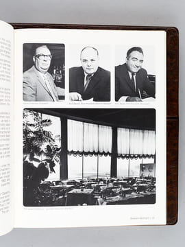 4 albums de prospection vers 1985 contenant 212 photos de format 7,5 x 10 cm, représentant les différentes bouteilles et flacons d'alcools et ...