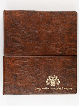 4 albums de prospection vers 1985 contenant 212 photos de format 7,5 x 10 cm, représentant les différentes bouteilles et flacons d'alcools et ...