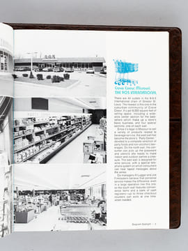 4 albums de prospection vers 1985 contenant 212 photos de format 7,5 x 10 cm, représentant les différentes bouteilles et flacons d'alcools et ...