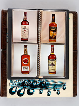 4 albums de prospection vers 1985 contenant 212 photos de format 7,5 x 10 cm, représentant les différentes bouteilles et flacons d'alcools et ...