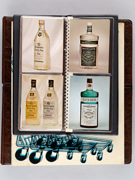 4 albums de prospection vers 1985 contenant 212 photos de format 7,5 x 10 cm, représentant les différentes bouteilles et flacons d'alcools et ...
