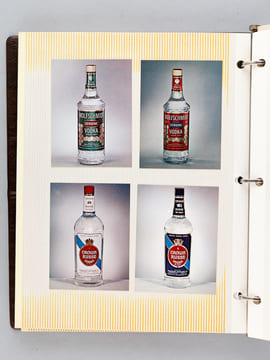 4 albums de prospection vers 1985 contenant 212 photos de format 7,5 x 10 cm, représentant les différentes bouteilles et flacons d'alcools et ...