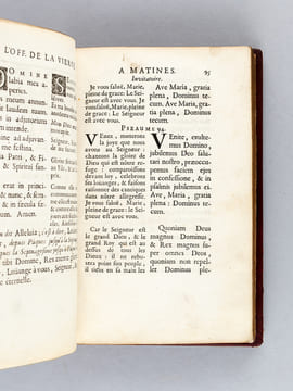 Heures Nouvelles dédiées à Madame la Duchesse de Chartres. Contenant Tous les Offices, Vêpres, Hymnes & Proses qui se disent à l'Eglise.. Collectif
