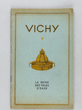 [ Lot de 22 programmes des Casinos de Vichy ] 8 Programmes Officiels du Casino de Vichy 1932 - 14 Album-Programmes du Grand Casino de Vichy de 1933 à ...