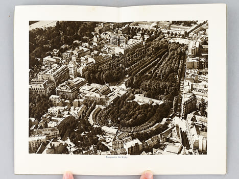 [ Lot de 22 programmes des Casinos de Vichy ] 8 Programmes Officiels du Casino de Vichy 1932 - 14 Album-Programmes du Grand Casino de Vichy de 1933 à ...