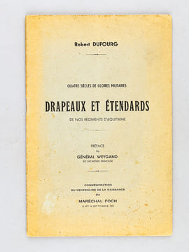 Drapeaux et Etendards de nos régiments d'Aquitaine. Quatre siècles de gloires militaires. [ Edition originale ]. DUFOURG, Robert ; WEYGAND, Général