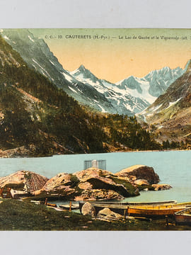 Cauterets (Hautes-Pyrénées) Le Lac de Gaube et le Vignemale (alt. 3.298 m) (C.C. 10) [ Vue panoramique géante en couleurs format 56 x 22,5 cm ]. ...