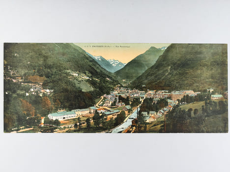 Cauterets (Hautes-Pyrénées) (C.C. 9) [ Vue panoramique géante en couleurs format 56 x 22,5 cm ]. CARRACHE, Célestin