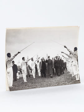 4 photos de presse réunissant le Maréchal Pétain et l'Amiral Darlan : 2 photos de Pétain et Darlan se rendant à bord du croiseur Dunkerque en rade de ...