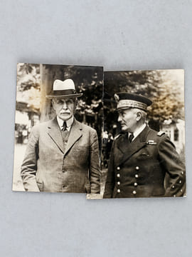 4 photos de presse réunissant le Maréchal Pétain et l'Amiral Darlan : 2 photos de Pétain et Darlan se rendant à bord du croiseur Dunkerque en rade de ...