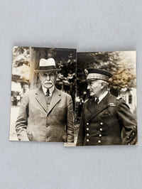 4 photos de presse réunissant le Maréchal Pétain et l'Amiral Darlan : 2 photos de Pétain et Darlan se rendant à bord du croiseur Dunkerque en rade de Toulon (17 avril 1942) - Pétain et Darlan dans les jardins de Vichy (12 août 1940 - Photo coupée en deux) - Pétain et Darlan accueillis par des ouvriers escrimeurs au stade Dunlop de Montluçon le 2 mai 1941