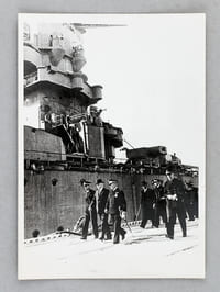 4 photos de presse réunissant le Maréchal Pétain et l'Amiral Darlan : 2 photos de Pétain et Darlan se rendant à bord du croiseur Dunkerque en rade de Toulon (17 avril 1942) - Pétain et Darlan dans les jardins de Vichy (12 août 1940 - Photo coupée en deux) - Pétain et Darlan accueillis par des ouvriers escrimeurs au stade Dunlop de Montluçon le 2 mai 1941